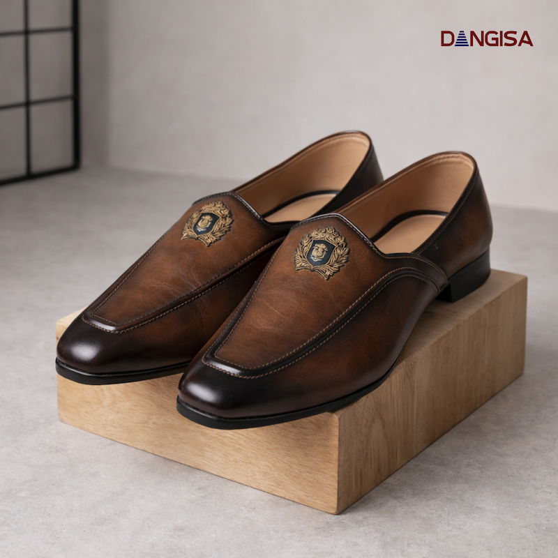 The Vintage Tan Crest Mojari