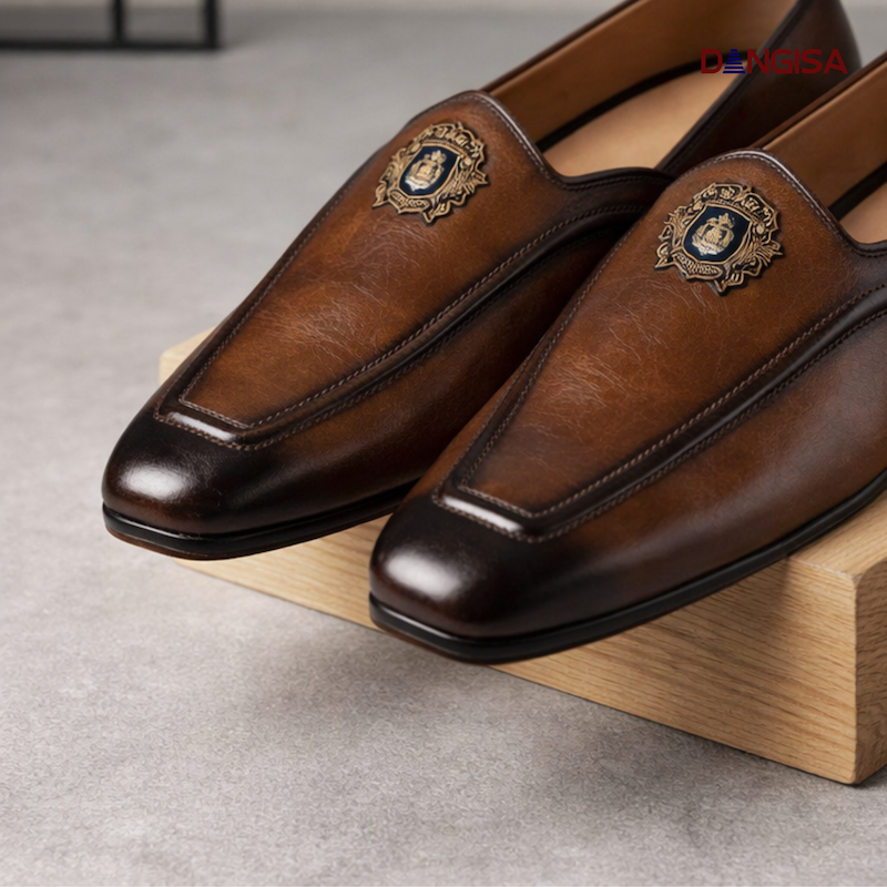 The Vintage Tan Crest Mojari