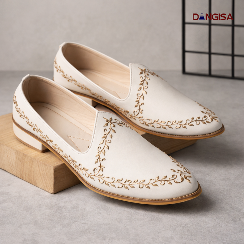 The Ivory Vine Embroidered Mojari