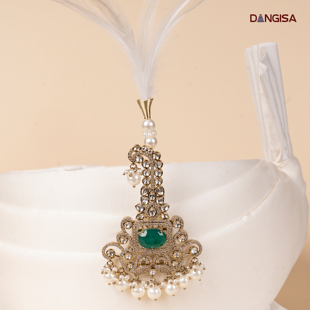 The Emerald Pearl Arch Safa Brooch